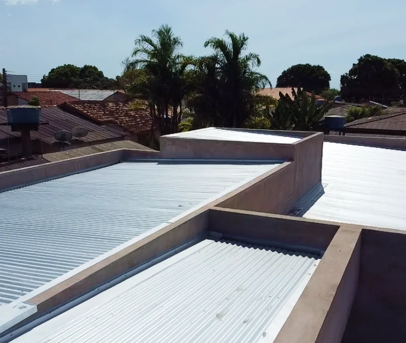 Telhado metálico com rufos instalados, vista panorâmica de Santarém